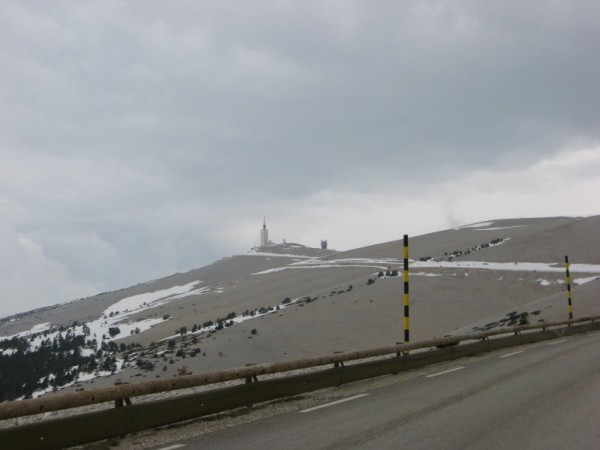 Montée sur la route : Ca s'annonce pas trop enneigé sous le sommet...