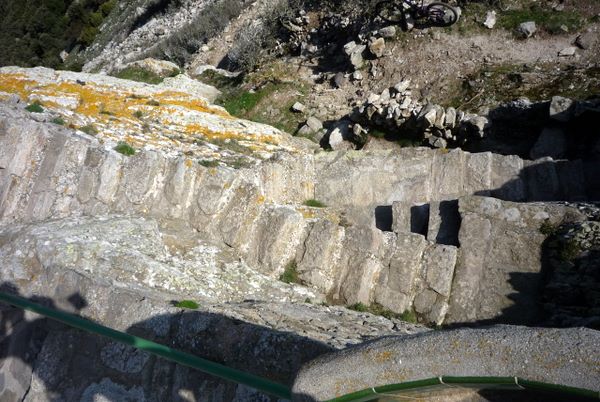 Escaliers ! : Le début de la descente depuis la tour est extrême et réservée au dieu du trial ;-)