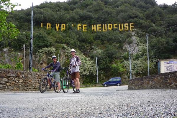 Heureux : Comment ne pas être heureux sur le pont de la Resclosa en plein Hollywood Catalan ;-)