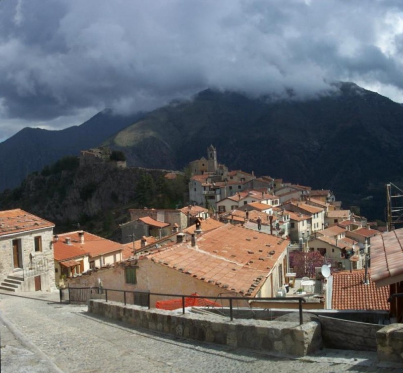 Piène-Haute : Au delà de ce charmant petit village perdu, c'est surtout les nuages qu'il faut regarder !