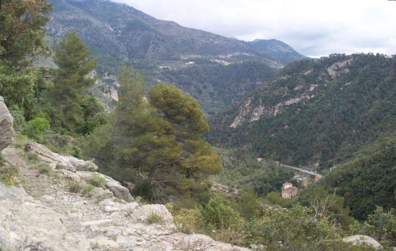 #16 Sentier en balcon : En rive droite de la Roya, ce sentier est splendide mais reste souvent exposé Sentier en balcon : En rive droite de la Roya, ce sentier est splendide mais reste souvent exposé