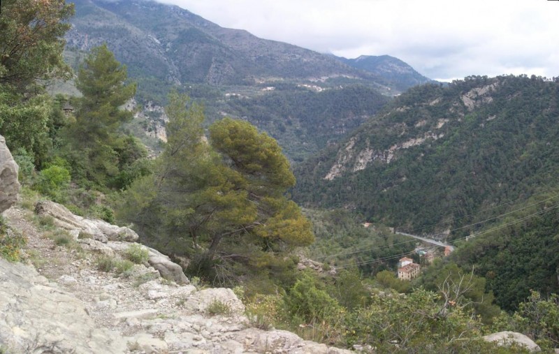 Sentier en balcon : En rive droite de la Roya, ce sentier est splendide mais reste souvent exposé