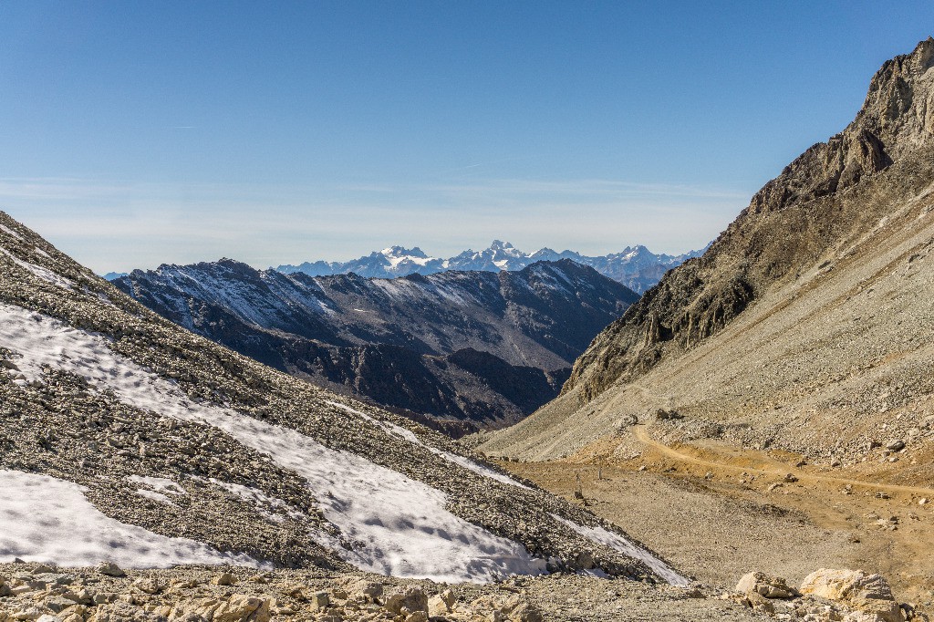 côté italien vue sur les écrins... et la piste relique des années 60