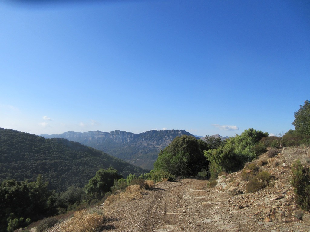 vue sur Gairo Taquisara et la piste qu'on prendra plus tard (à gauche)