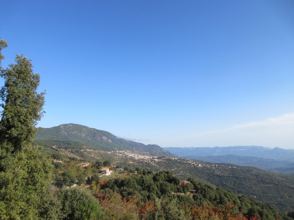 vue sur Arzana et le MOnte Idolo qu'on a fait la veille dans le brouillard