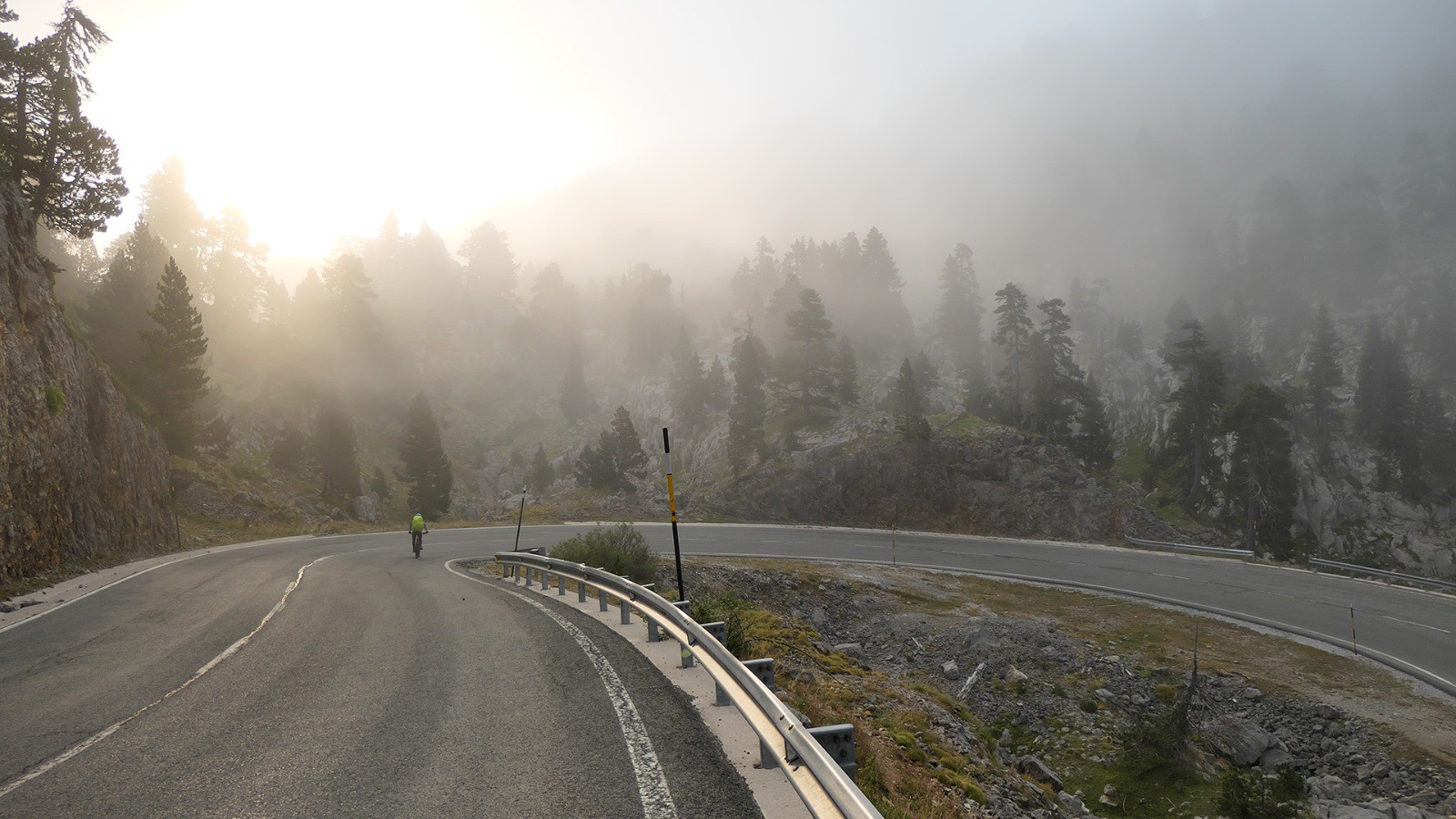 Versant espagnol, la route sinue dans le karst. Dommage que le brouillard nous empêche de jouir pleinement de ces paysages qui semblent superbes.