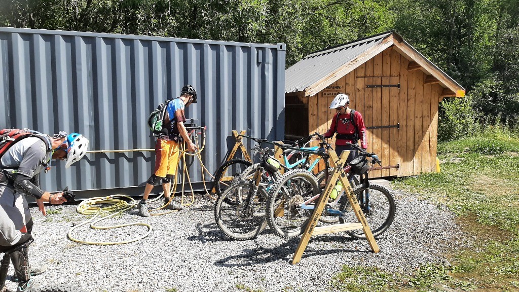 A l'arrivée on a même prévue la station rinçage dépoussiérage des vélos