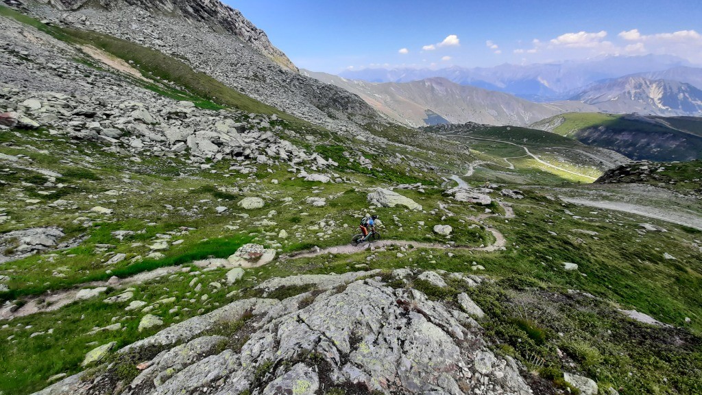 Descente dans les lacets vers saint Sorlin d'Arves