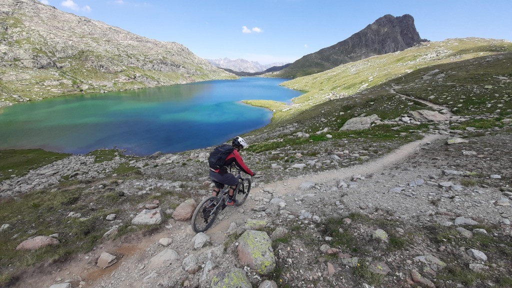 on longe les bords du lac blanc