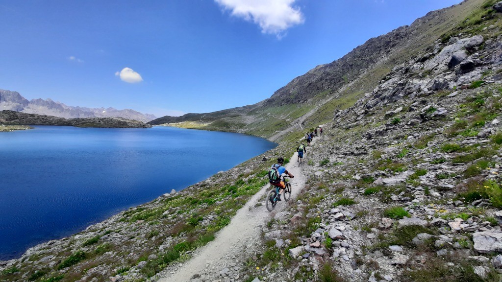 La caravane passe au dessus des bords du lac Bramant 