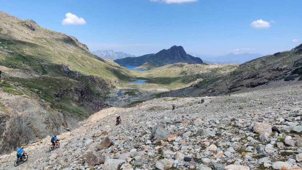 Descente vers les lacs depuis le glacier