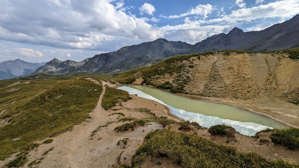 Un petit lac coloré dans la descente sur Névache