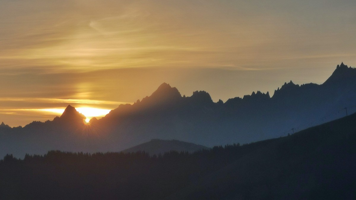 Lever de soleil sur les aiguilles du massif du Mt Blanc