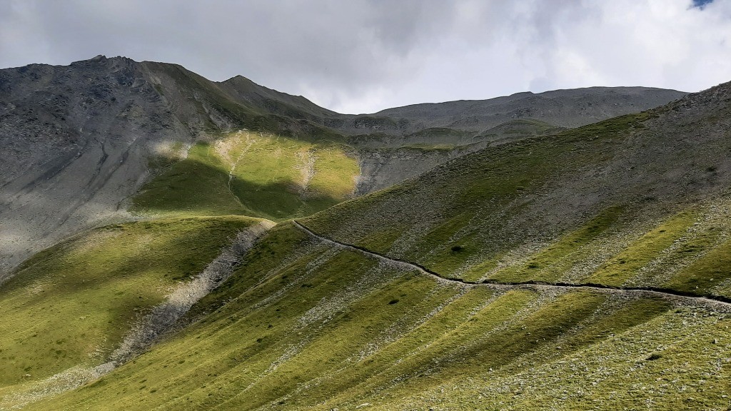 Sentier de descente sous les aiguillettes bien roulant