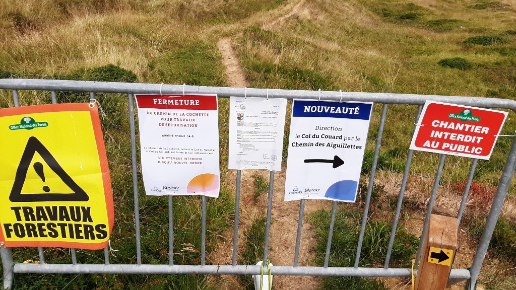#30 Attention, chemin de la cochette ferme, prendre chemin des aiguillettes Attention, chemin de la cochette ferme, prendre chemin des aiguillettes