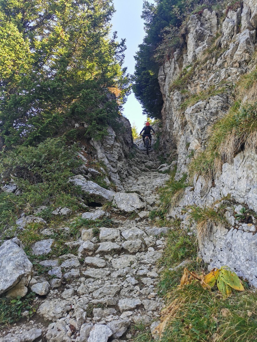 Descente du col de l'Ovine : beau passage rocheux