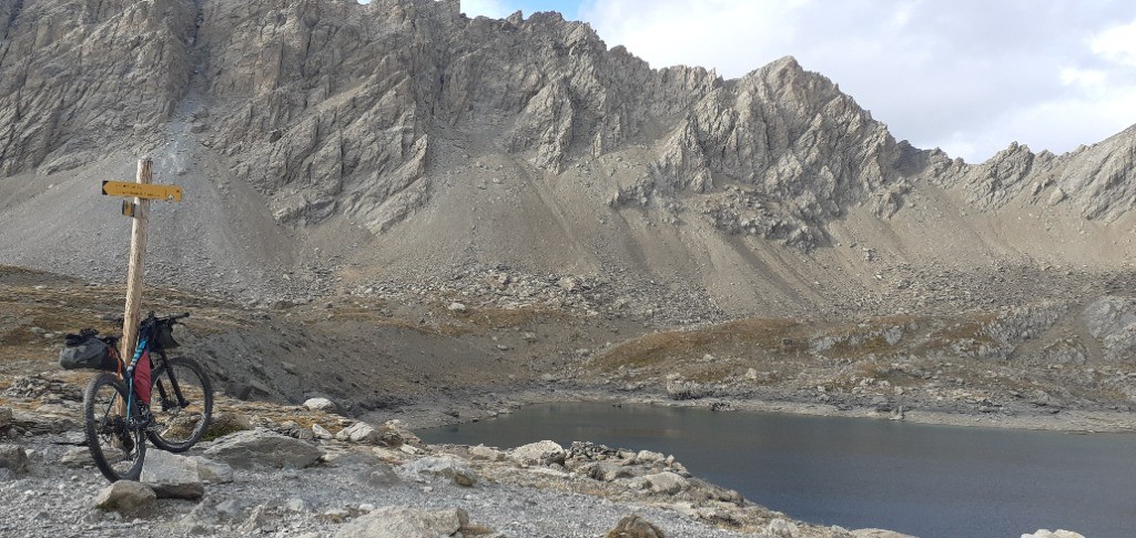 lac des neuf couleurs sous col de la gypiere