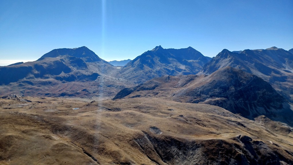 Du Mont Froid: vers le Petit Mont cenis et le lac de Savines (au milieu de la photo), début du portage vers le refuge Avanza