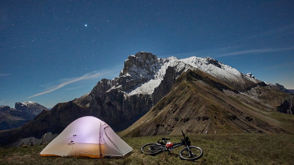 Bivouac à l'Aiguille (2039 m), sous la lune