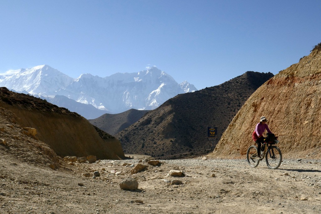 Un col de plus vers 4000 m; en toile de fond, le massif des Nilgiri (7000 et des brouettes).