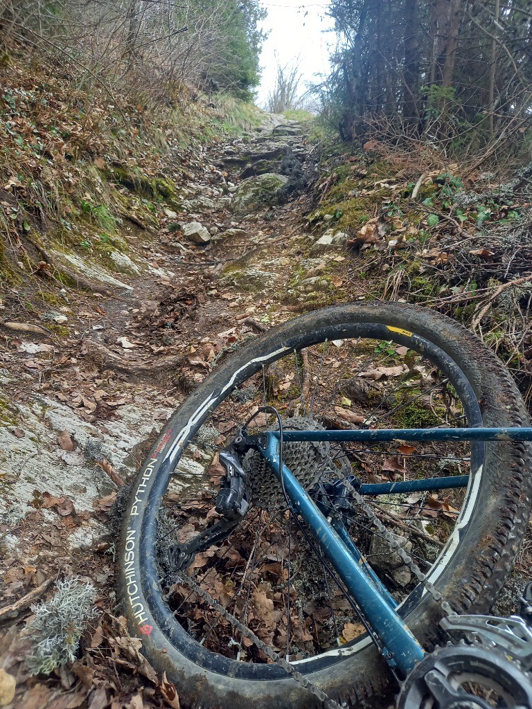 #8 Mon t3 + - c Mon t3 + - c'est plus pentu que ca en a l'air sur cette photo ;))) - MIAM !!! c'est un passage sur roches.