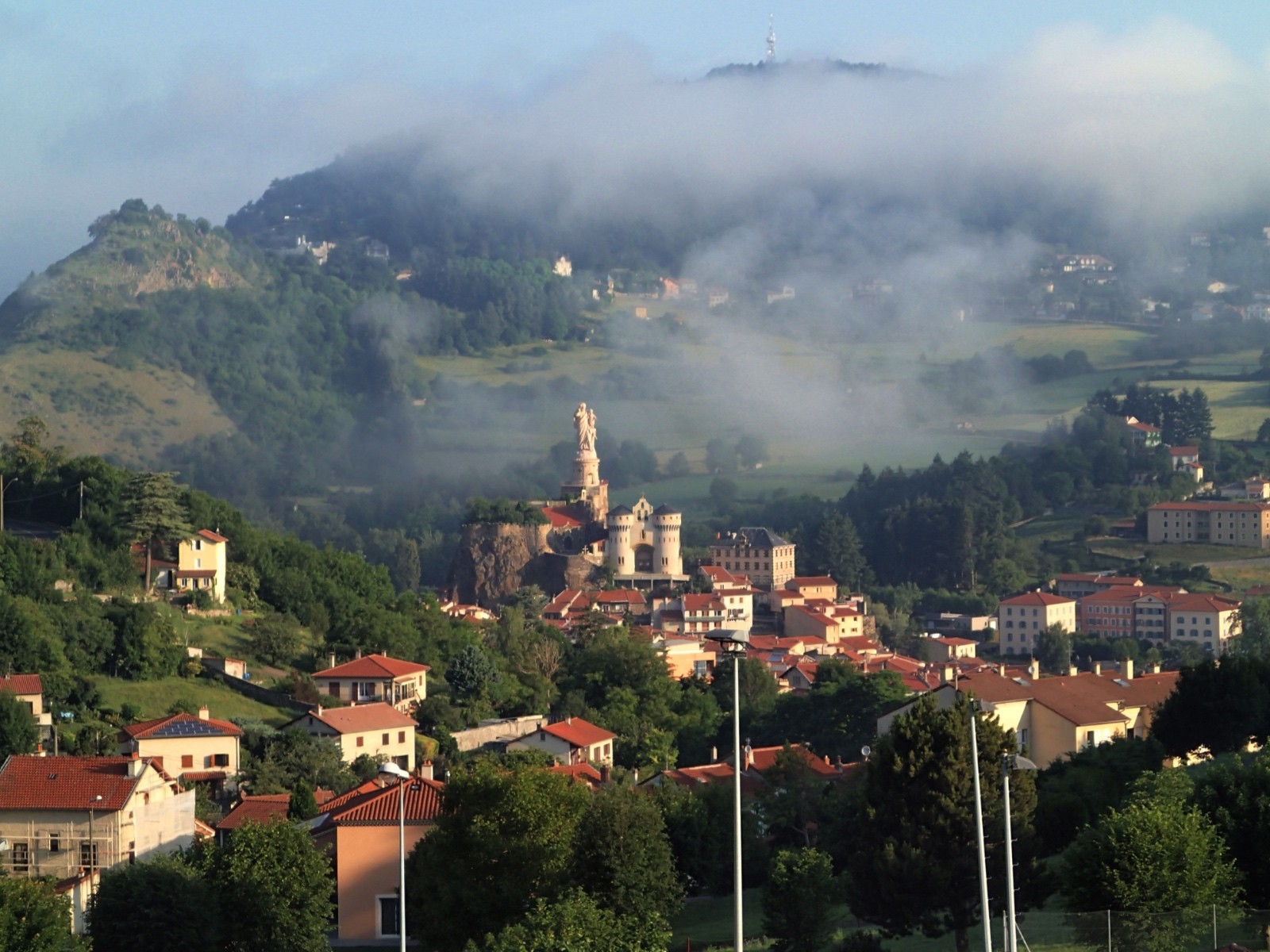 Le Puy en Velay dans les brumes matinales...