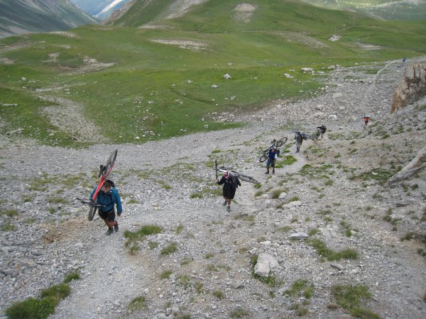#4 Col du Lauzon : La chenille processionaire...
Qui a dit que les kékés n Col du Lauzon : La chenille processionaire...
Qui a dit que les kékés n'aimaient pas le portage? ;-)