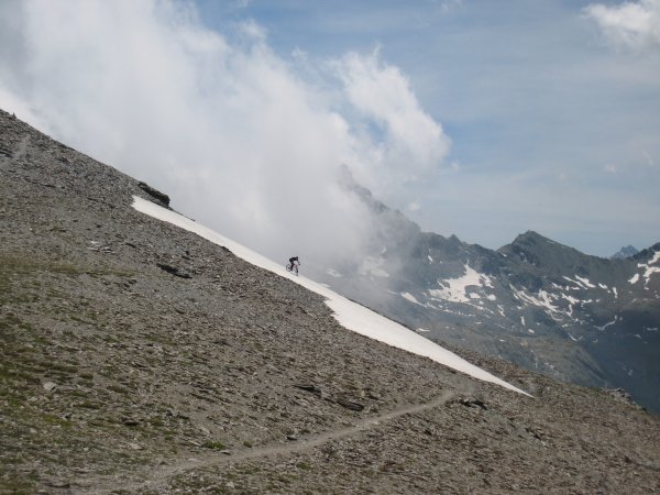 #12 Squal-sur-neige : Alors que Squal essaie à son tour d Squal-sur-neige : Alors que Squal essaie à son tour d'attirer l'attention sur un névé coriace, la tête des Toilies se planque, pensant se faire oublier!
