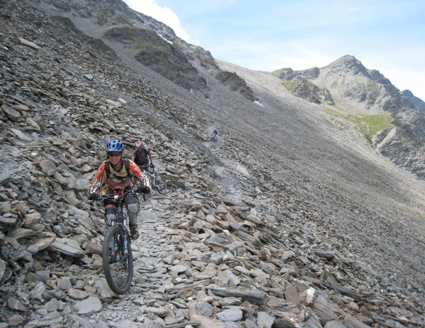 #15 Col de Chamoussière : Une jeune inconnue en plein fumage d Col de Chamoussière : Une jeune inconnue en plein fumage d'intégriste à la descente !