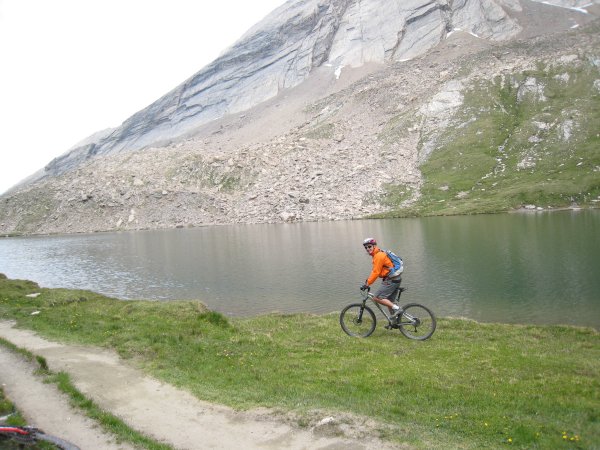#19 Foréant : Cet agent infiltré va aller jusqu Foréant : Cet agent infiltré va aller jusqu'à se jeter à l'eau pour impressionner ses camarades au moment du pique-nique...
(heureusement, il enlèvera son précieux Kway orange)