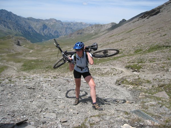 #7 Portage : Juju n Portage : Juju n'est pas du genre à bourriner vulgairement sur son vélo: elle préfère le porter, tout en finesse!