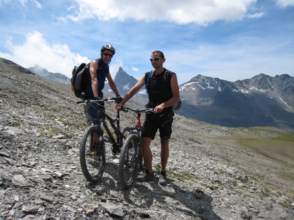 #6 Poseurs : Ils sont pas beaux nos poseurs?
(Au fond, re-re-la tête des Toilies, ça devient louche...) Poseurs : Ils sont pas beaux nos poseurs?
(Au fond, re-re-la tête des Toilies, ça devient louche...)