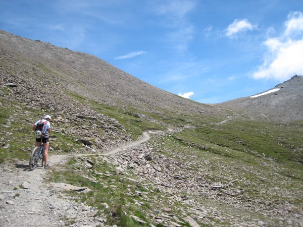 #5 Col de Chamoussière : Faby, au pied du Col, jauge l Col de Chamoussière : Faby, au pied du Col, jauge l'adversaire... Elle a laissé passer l'échappée mais ne s'en tiendra pas là !