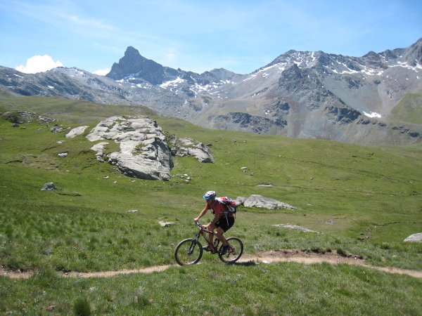 #3 Tête des Toilies : Sanfroic prend son élan...
Au fond, re-la Tête des Toillies (on arrive plus à s Tête des Toilies : Sanfroic prend son élan...
Au fond, re-la Tête des Toillies (on arrive plus à s'en débarrasser de celle-là !)