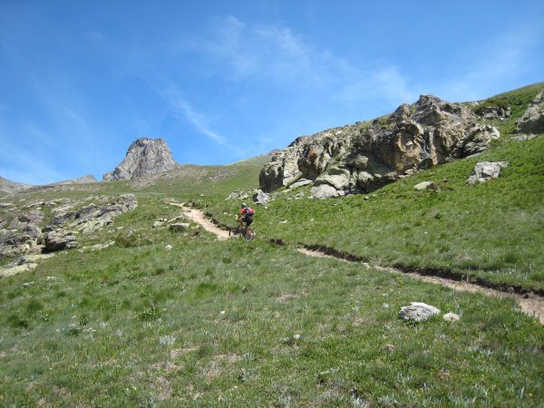 #4 Rouchon : ...Il a pris son élan, et il bourrine! attention ça fume...
(le Rouchon, c Rouchon : ...Il a pris son élan, et il bourrine! attention ça fume...
(le Rouchon, c'est le sommet au fond, pas Sanfroic!)