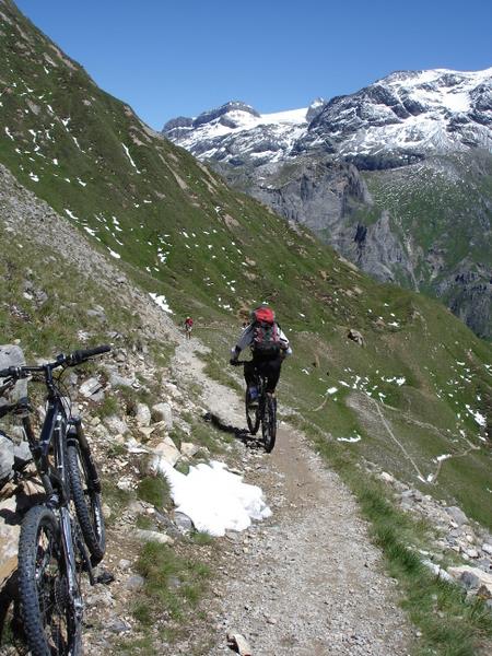 Départ du col du Mône : Après le sommet du Pt Mont Blanc très raide, ça devient plus roulant