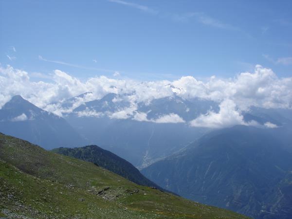 Descente du Diabley : Début de la descente et vue sur le massif du Mt Blanc dans les nuages