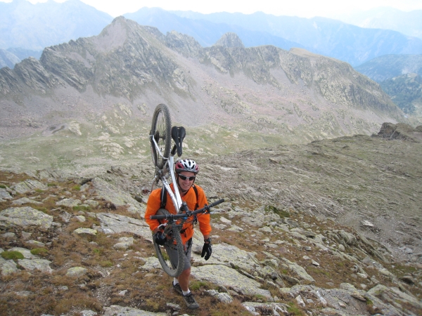 Portage : Un peu de portage avant de commencer l'escalade!