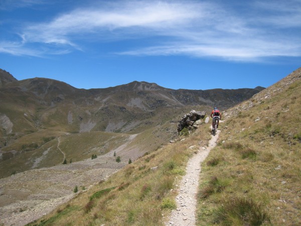 #2 GR52 - Col de Veillos : Un rare passage roulant sur le GR52 au-dessus du Col de Veillos GR52 - Col de Veillos : Un rare passage roulant sur le GR52 au-dessus du Col de Veillos
