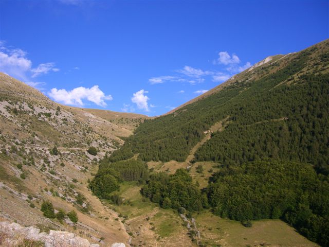 fin de la montée : au voit bien au fond la Breche de CHarance, le Pic est à droite