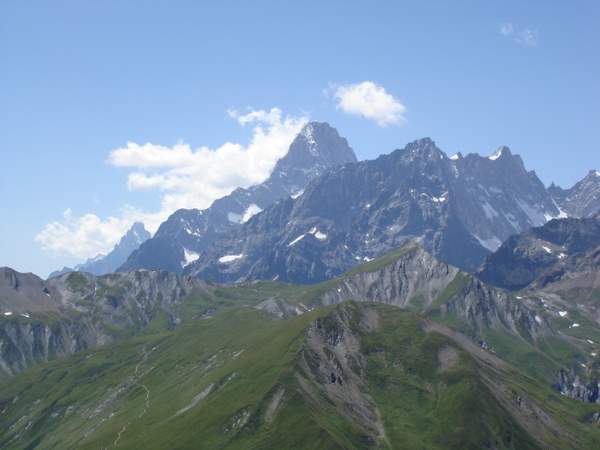 #3 Grand col Ferret et Jorasses : La descente du Grand col Ferret sur la Fouly sur fond de Grandes Jorasses Grand col Ferret et Jorasses : La descente du Grand col Ferret sur la Fouly sur fond de Grandes Jorasses