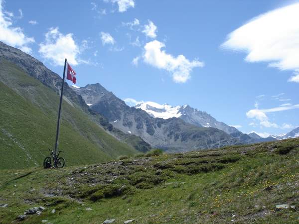 Col de Mille : Le Col de Mille avec le Grand Combin au fond