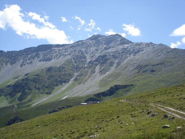 Mont Rogneux : Le Mont Rogneux depuis les écuries de Mille. La descente va s'effectuer en traversée sous cette face