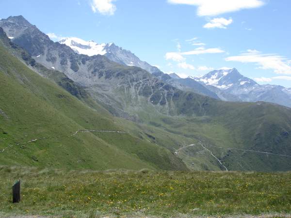 Grand Combin et Vélan : Vue sur la montée en versant S du Col de Mille depuis Liddes