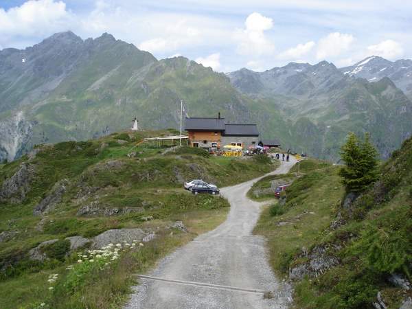 #7 Cabane Brunet : La cabane Brunet à 2103 m sous la Pointe Combin Cabane Brunet : La cabane Brunet à 2103 m sous la Pointe Combin