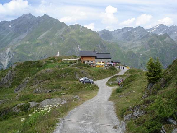 Cabane Brunet : La cabane Brunet à 2103 m sous la Pointe Combin