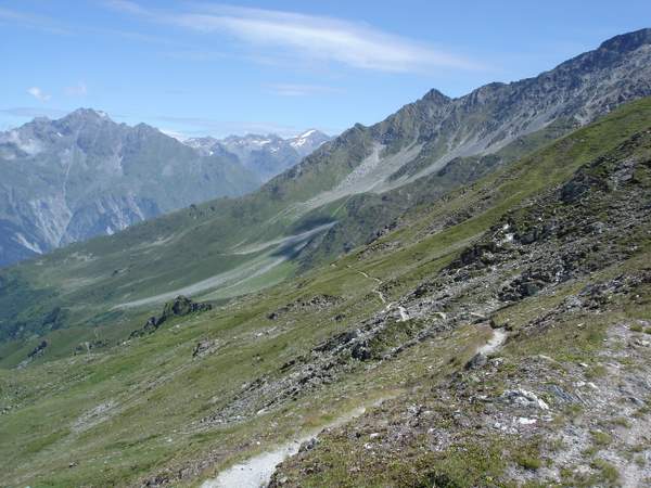 Descente du col de Mille : Vue sur le départ de la traversée sur la cabane Brunet.