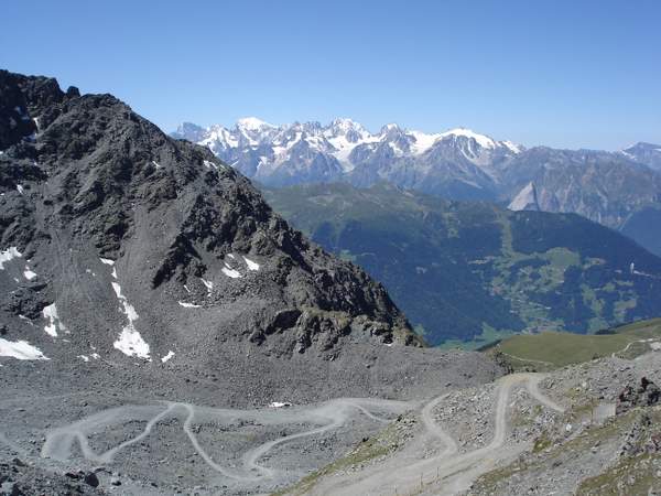 Descente des Gentianes : Et le Mont Blanc au fond.