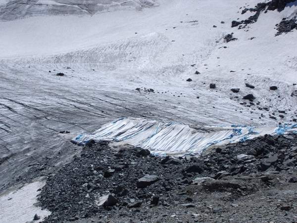 Les fameuses bâches : La solution pour sauver les glaciers : on les bâche...