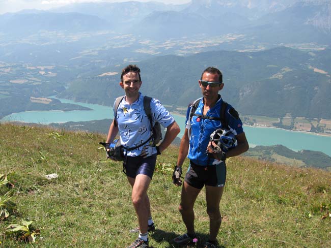 Photo du sommet : Gilles et Cyril sur fond du lac de nôtre Dame de Commiers et Monteynard